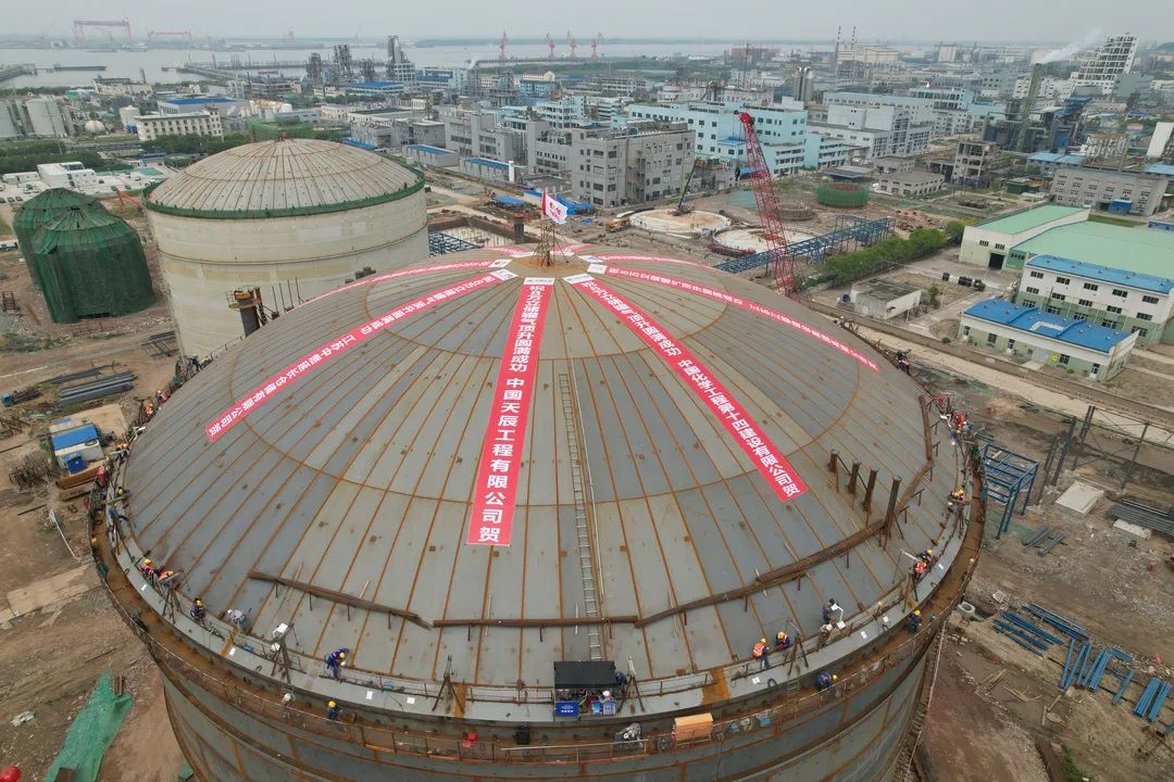 天辰總包江蘇中燃延長液態(tài)烴倉儲項目低溫儲罐氣頂升成功