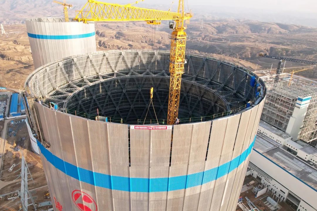 中化三建公司承建的國電建投內蒙古長灘電廠2×66萬千瓦機組2#間冷塔實現封頂