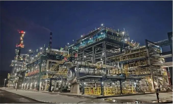 昆侖工程承建的撫順石化80萬噸/年溶劑脫瀝青裝置當年建成投產(chǎn)