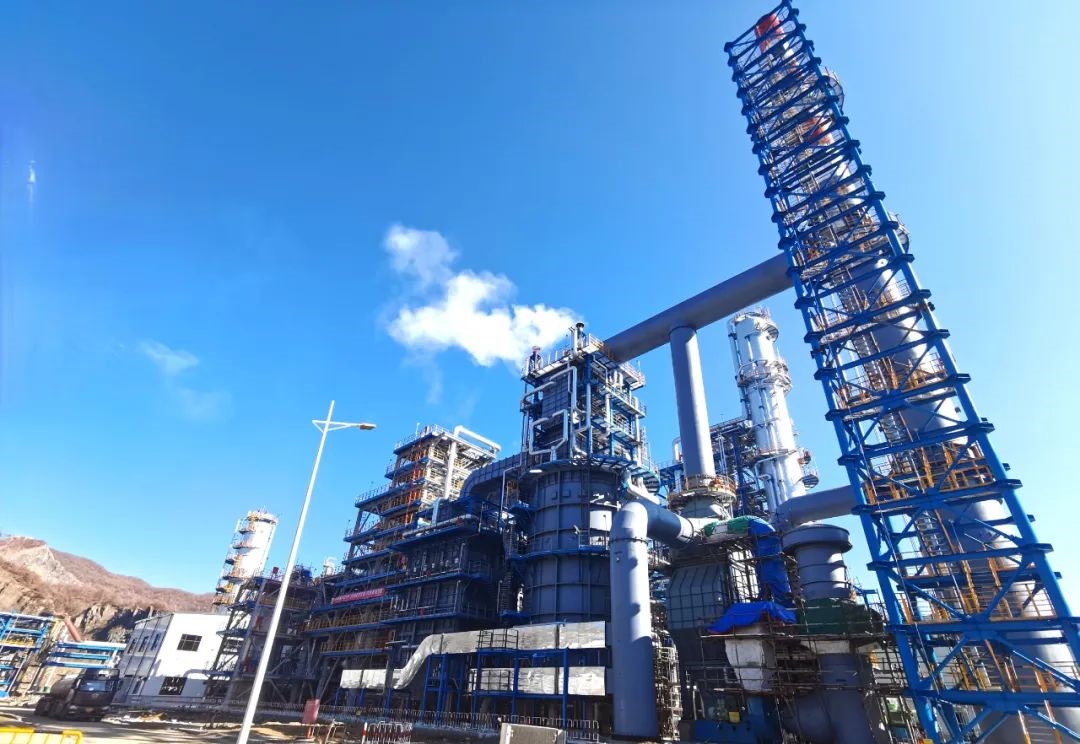 華東公司承攬的吉林石化220萬噸/年蠟油加氫裂化裝置投料開車一次成功