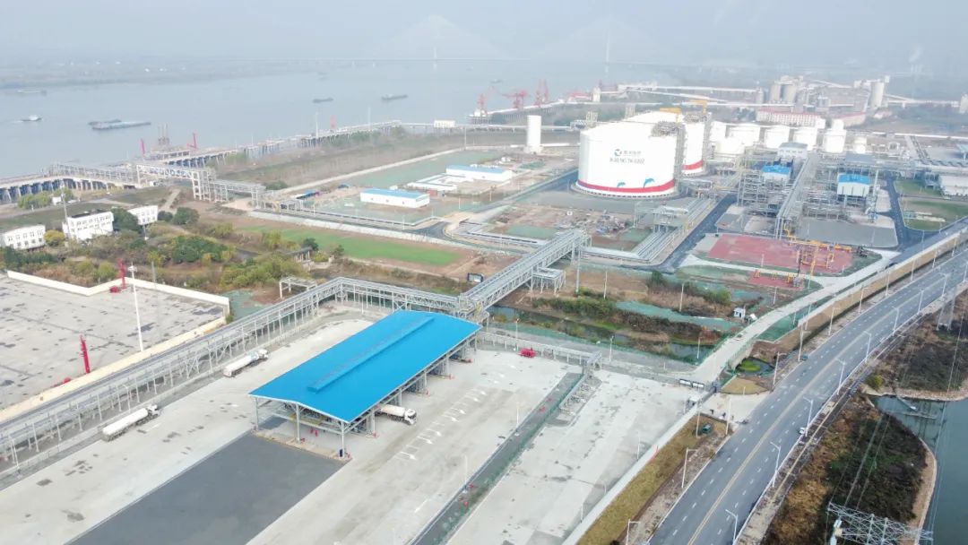 十四化建承建的全國(guó)首座內(nèi)河LNG接收站項(xiàng)目吹掃速度創(chuàng)造新紀(jì)錄