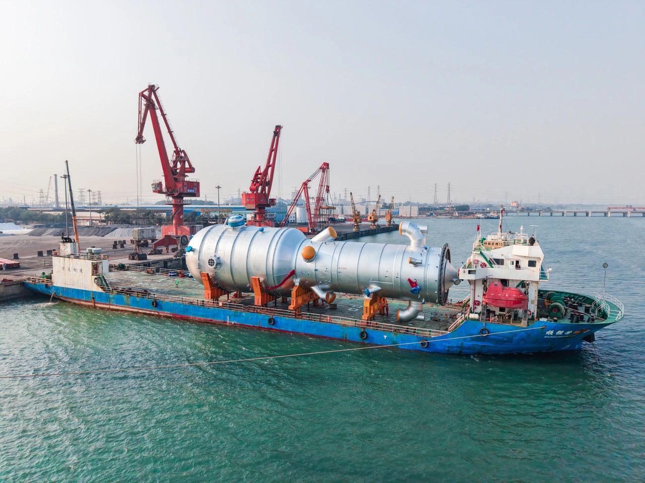 惠生工程全球最大規模MTO裝置反應器整體成功吊裝刷新行業記錄