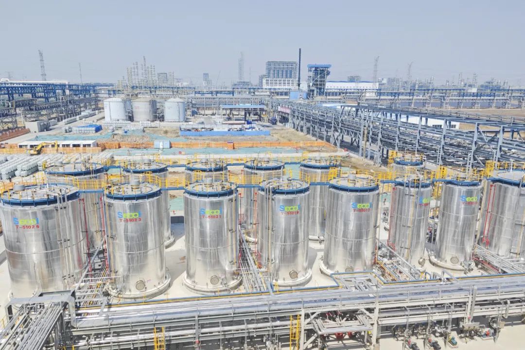 國(guó)內(nèi)首套萬噸級(jí)脂肪仲醇聚氧乙烯醚裝置擴(kuò)建項(xiàng)目 原料成品罐區(qū)投料成功