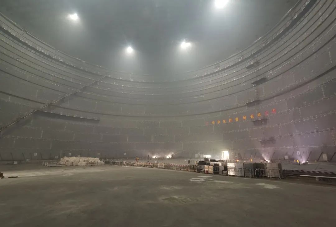 寰球六建公司承建的首臺27萬m3LNG儲罐內罐壁板施工完美收官